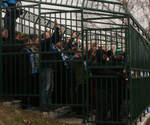 Skandal na meczu. Kibice Hutnika Kraków trzymani... w klatce niczym dzikie zwierzęta