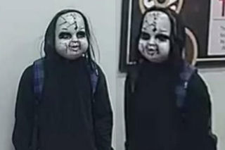 Mężczyzna w masce lalki Chucky terroryzuje przechodniów. Pytał kobietę, czy jest gotowa na śmierć