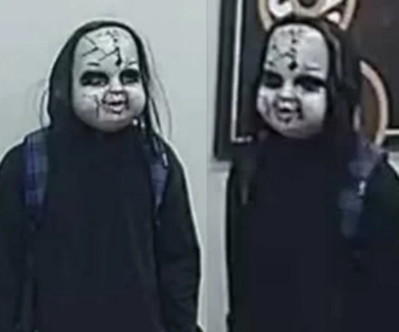 Mężczyzna w masce lalki Chucky terroryzuje przechodniów. Pytał kobietę, czy jest gotowa na śmierć