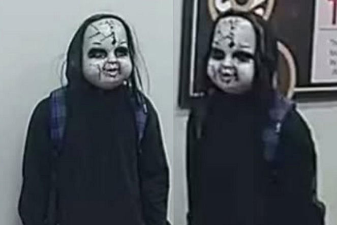 Mężczyzna w masce lalki Chucky terroryzuje przechodniów. Pytał kobietę, czy jest gotowa na śmierć