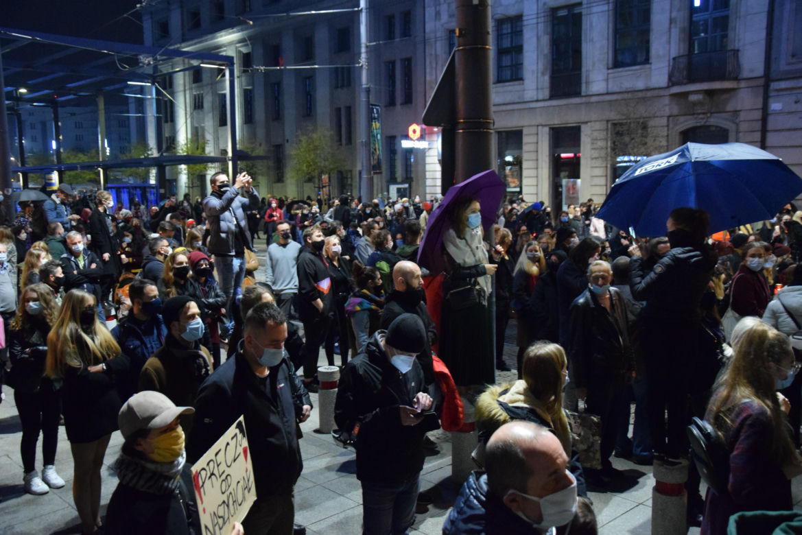 Protest kobiet w Katowicach. Tłumy strajkują przeciwko zakazowi aborcji