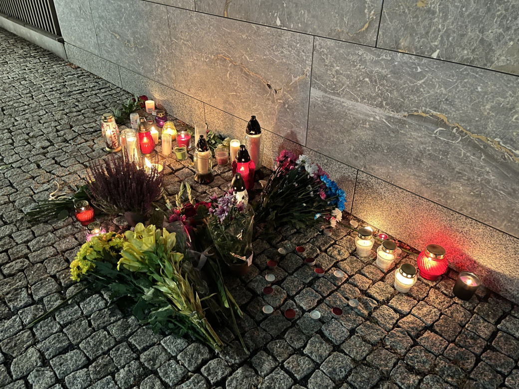 Mieszkańcy Warszawy przed ambasadą Wielkiej Brytanii w Warszawie (08.09.2022 r.)