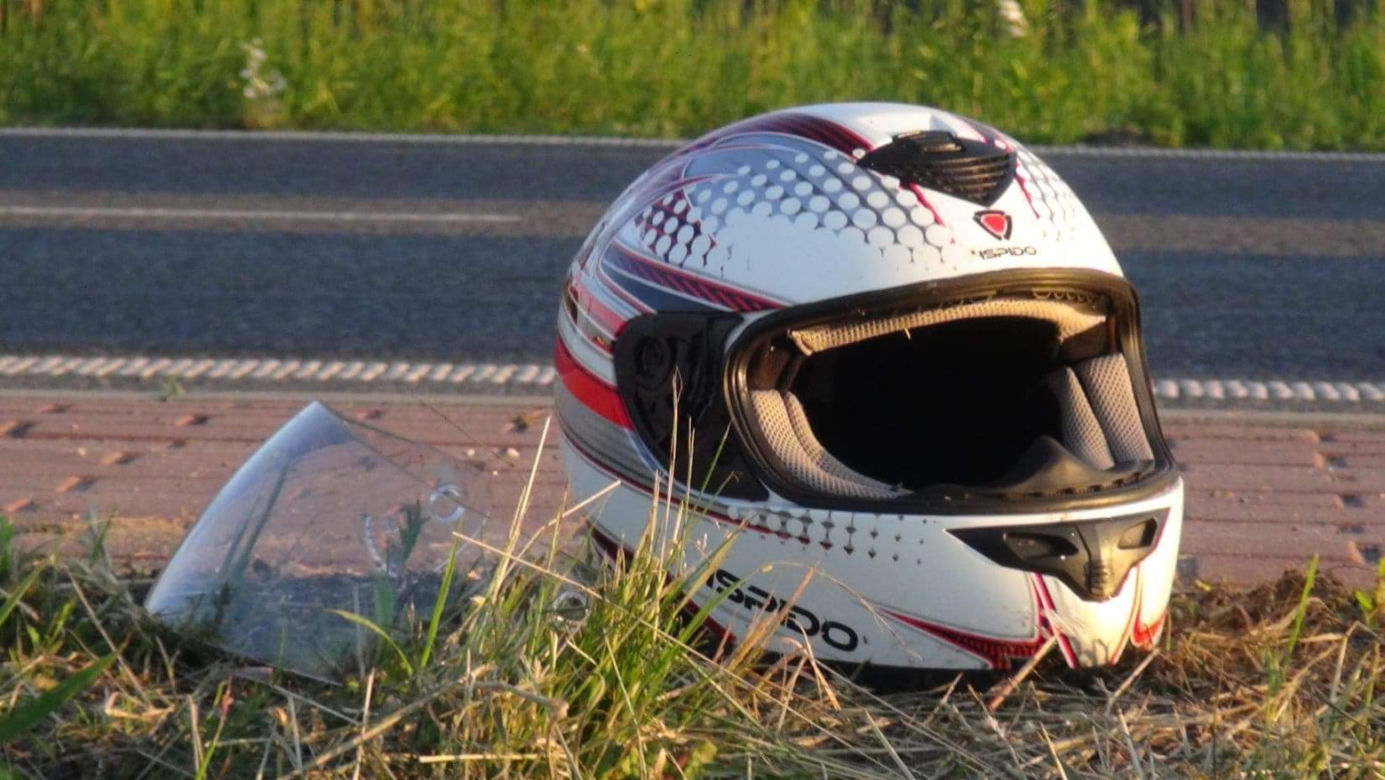 Kia roztrzaskała motocykl, kask toczył się po jezdni. Tragiczny wypadek pod Warszawą