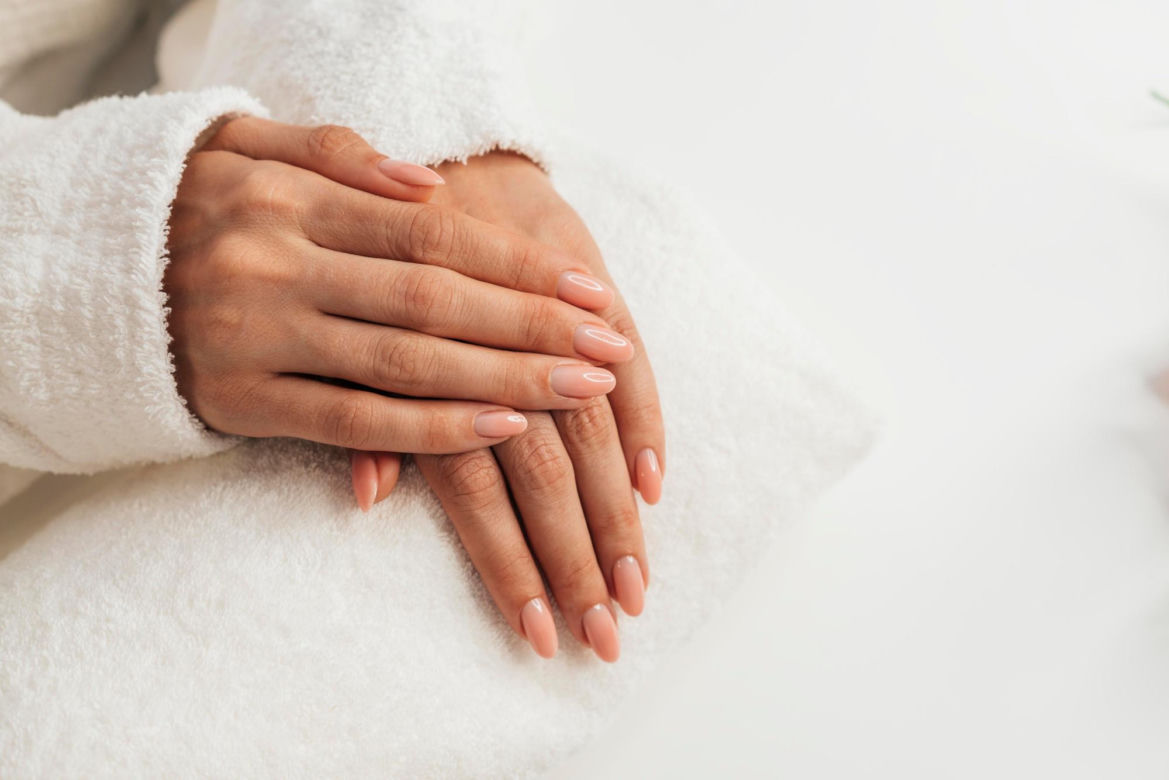 Minimalistyczne, eleganckie, pasują do wszystkiego. Princess nails to najmodniejszy manicure na lato 2025