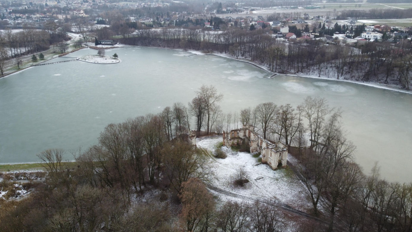 Ruiny zamku w Bychawie położone są nad zalewem
