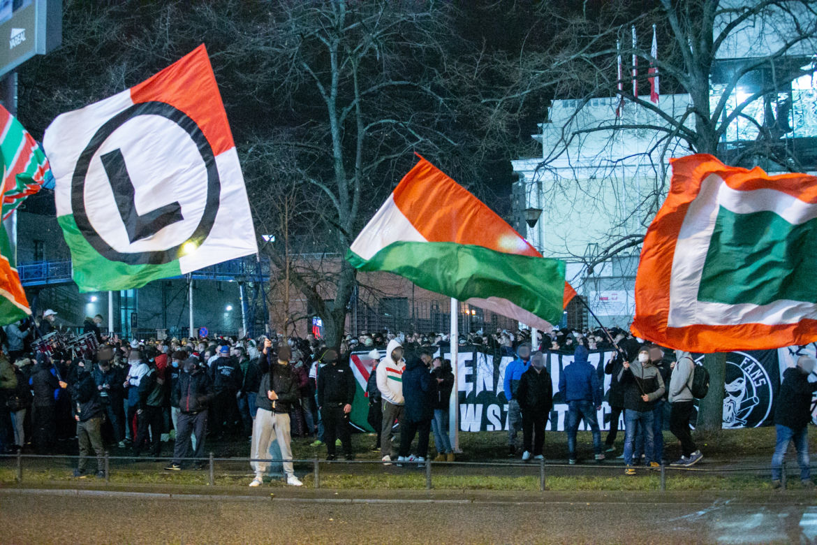 Kibice pod stadionem Legii