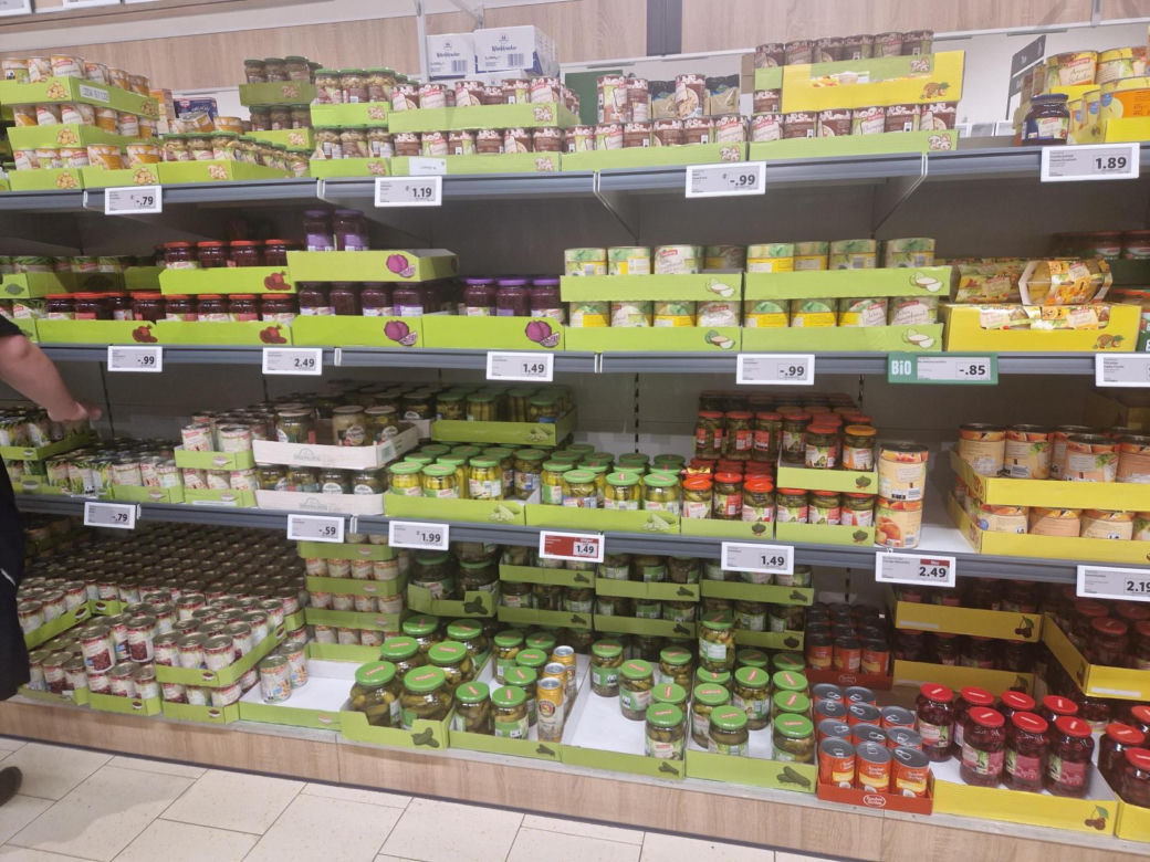 Porównaliśmy ceny w polskim i niemieckim markecie. Gdzie zarobimy tańsze zakupy na Wielkanoc? 