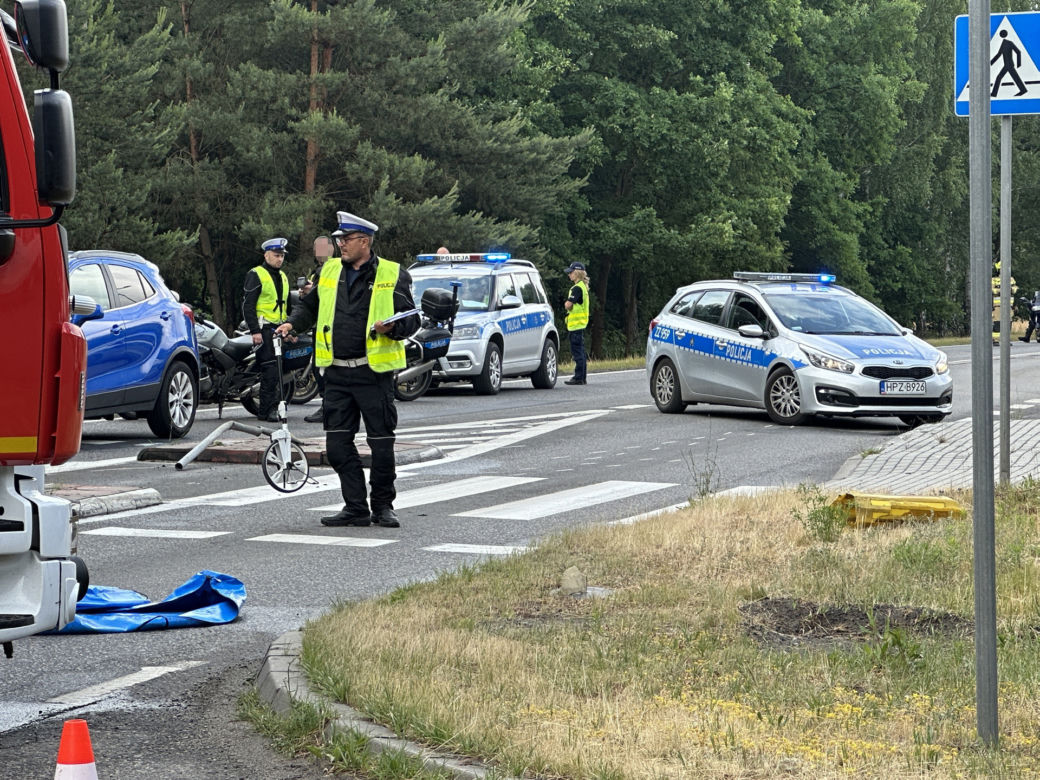 Babcia przechodziła z wnuczką przez ulicę. Kobieta zginęła pod kołami auta