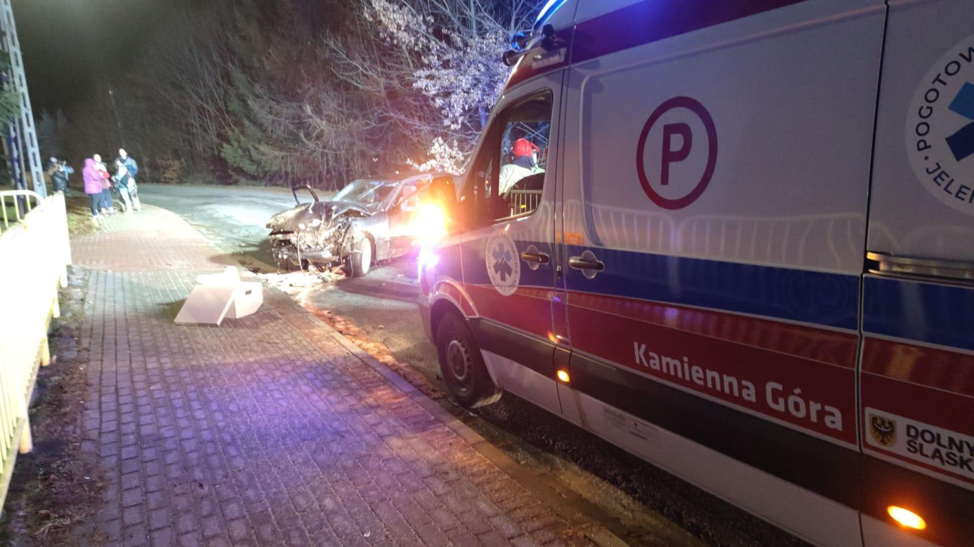 Fatalny wypadek koło Kamiennej Góry. Kierowca osobówki uderzył w trzy drzewa, oszukał przeznaczenie