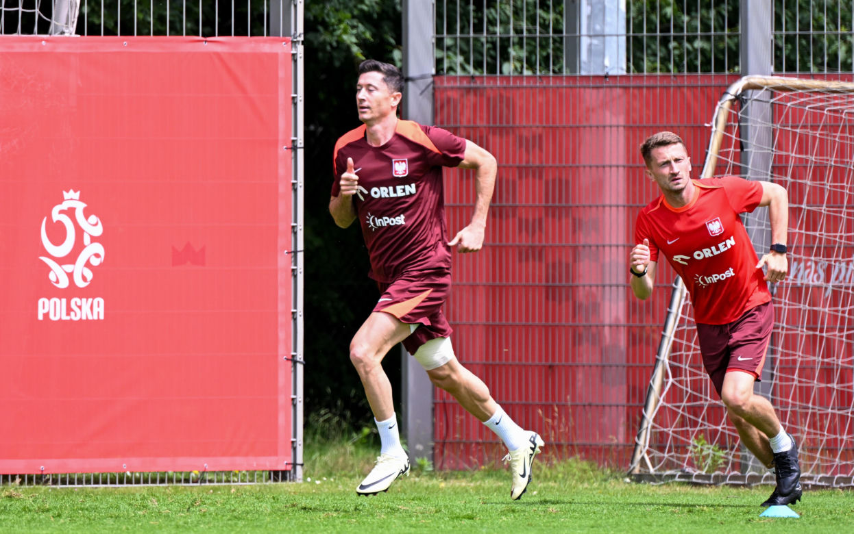 Lewandowski trenuje z bandażem na nodze