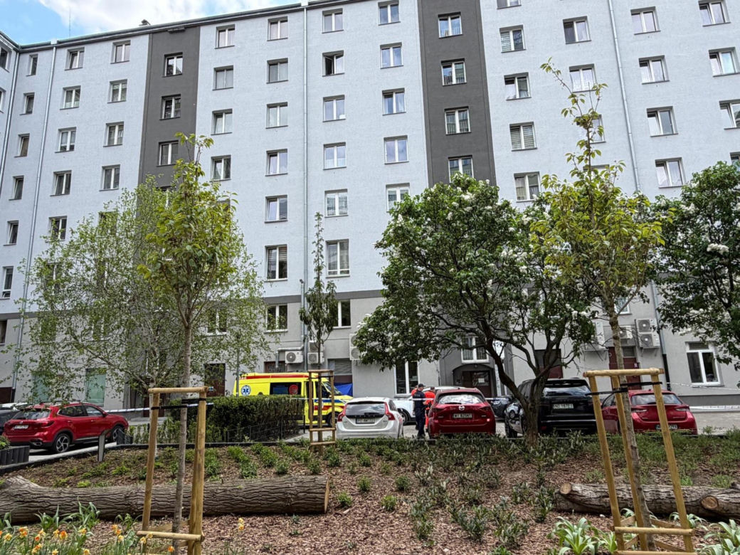 Kobieta wypadła z szóstego piętra. Zginęła na miejscu