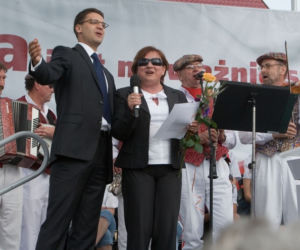 Beata Kempa śpiewa na wiecu PiS w Łomży 