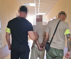 Dorobili klucze do mieszkania i chcieli wejść jak do siebie.  Policja zatrzymała dwóch mężczyzn
