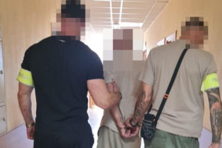 Dorobili klucze do mieszkania i chcieli wejść jak do siebie.  Policja zatrzymała dwóch mężczyzn