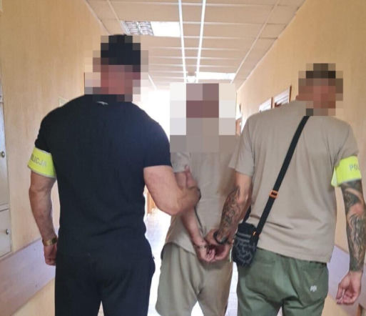 Dorobili klucze do mieszkania i chcieli wejść jak do siebie.  Policja zatrzymała dwóch mężczyzn