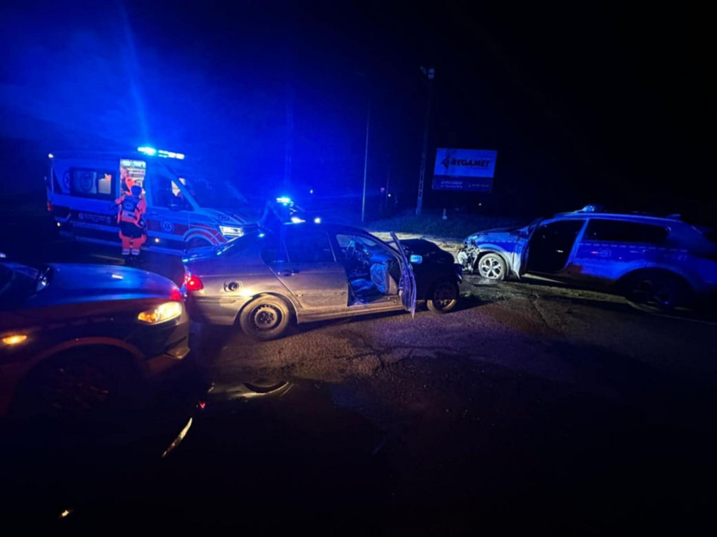 Zniszczone radiowozy po pościgu Wierzbna