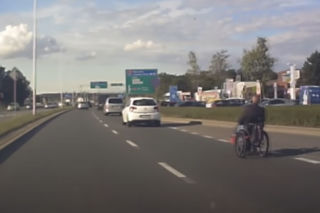 Pirat drogowy na wózku inwalidzkim. Mknął po ulicy, wyprzedzał samochody - WIDEO