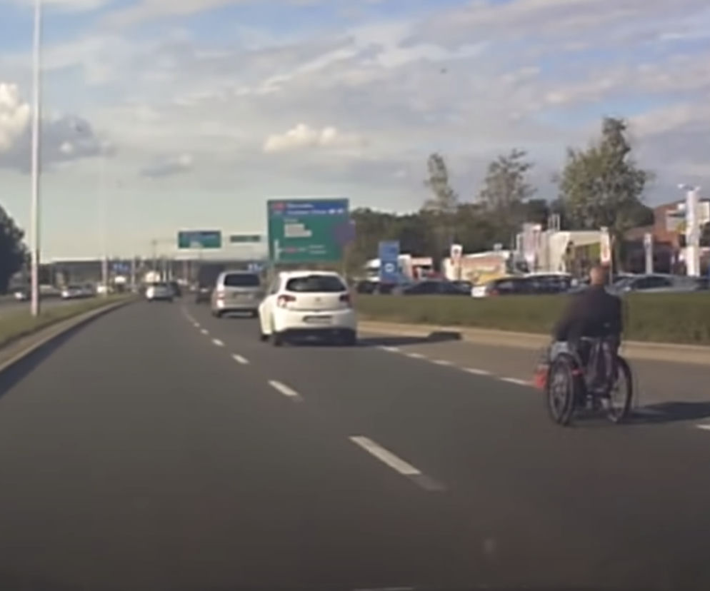 Pędził wózkiem inwalidzkim po jezdni