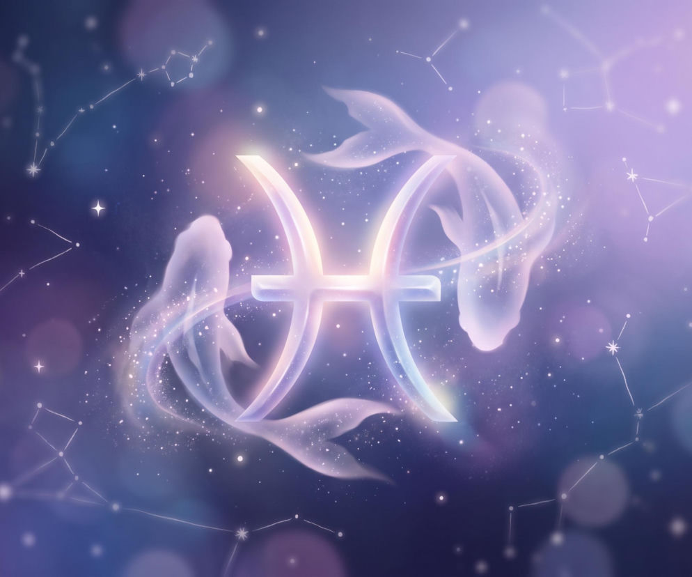 Świecący symbol znaku zodiaku Ryby na tle dwóch eterycznych ryb i gwiazd. O horoskopie przeczytasz w serwisie Eska.