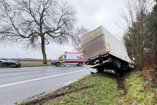 Wypadek na DW309 koło Leszna. Osobówka zderzyła się z busem