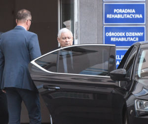 Jarosław Kaczyński wychodzi ze szpitala o kulach