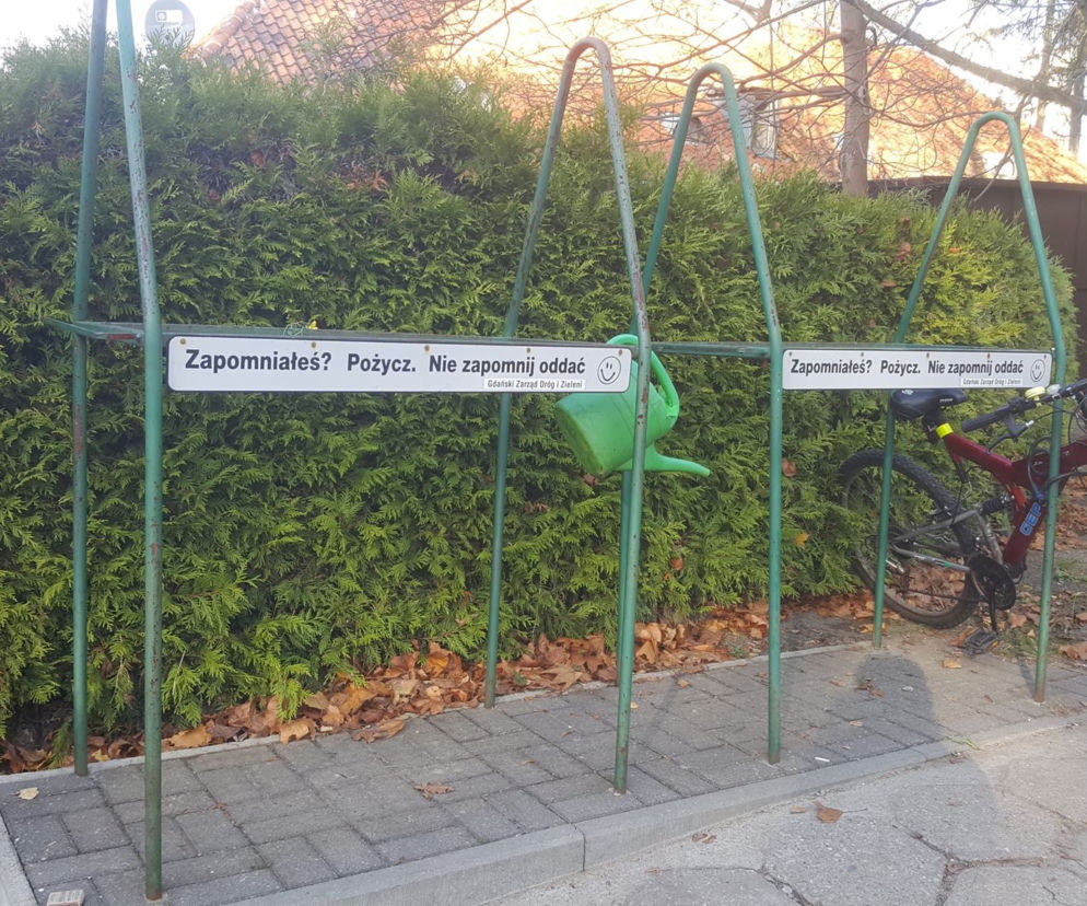 Cmentarz Centralny Srebrzysko - stojak z narzędziami.
