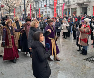 Polonez dla Łodzi. Taneczny korowód maturzystów przeszedł ulicą Piotrkowską