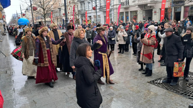 Polonez dla Łodzi. Taneczny korowód maturzystów przeszedł ulicą Piotrkowską