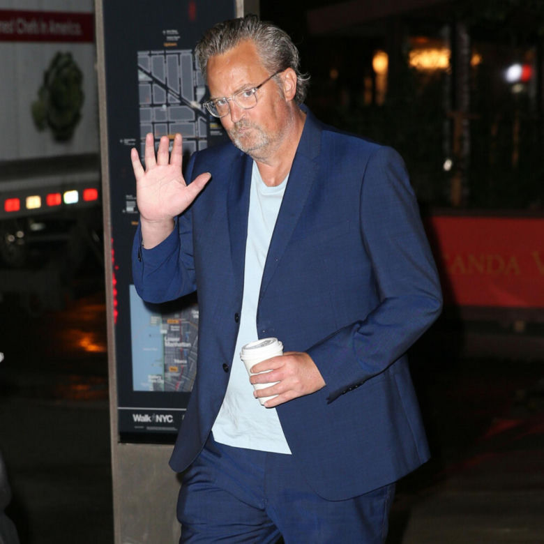 Policja i członkowie rodziny w domu Matthew Perry'ego w Pacific Palisades po tragicznej gwiazdy „Przyjaciół”