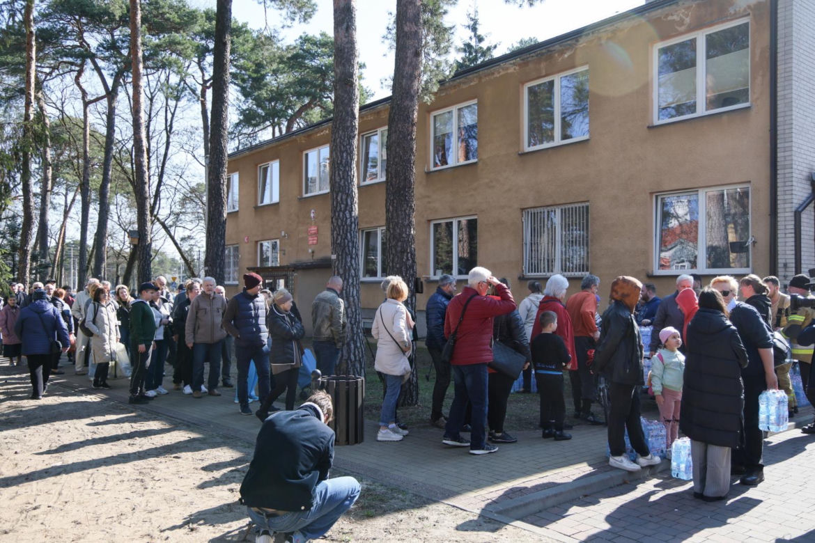 Awaria wody w Otwocku. Strażacy rozdawali wodę mieszkańcom (2.04.2025)