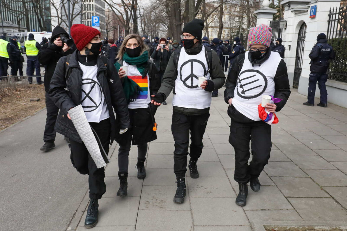 Protest przed TK 10.03.2021: Protestujące przykuły się od ogrodzenia