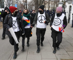 Protest przed TK 10.03.2021: Protestujące przykuły się od ogrodzenia