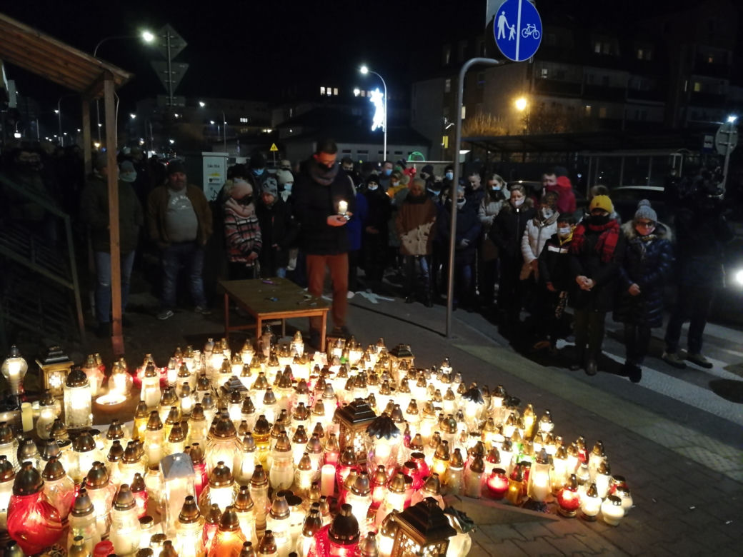 Tłumy przed warzywniakiem w Ząbkach. Mieszkańcy palą znicze i zostawiają kartki