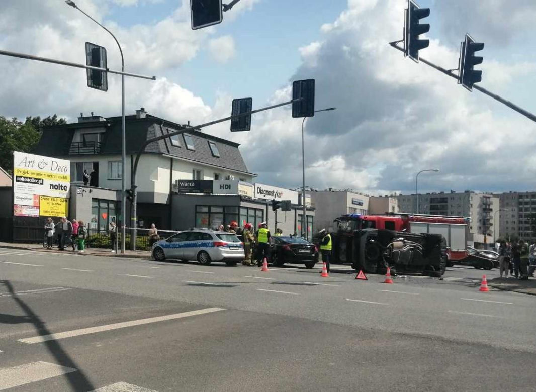 Kolizja na Sokołowskiej w Siedlcach. Jedno auto przewróciło się na bok