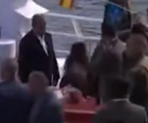 Królowa runęła na ziemię na oczach tłumu! Wszystko się nagrało
