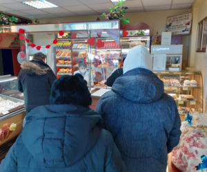 Tłusty czwartek 2021. Łodzianie stoją w długich kolejkach po pączki