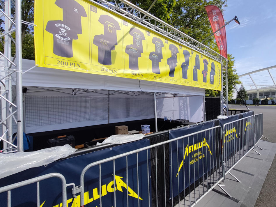 Długie kolejki i tłum fanów przed koncertem Metaliki
