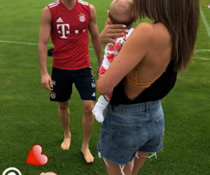 Anna i Klara Lewandowskie na treningu Bayernu