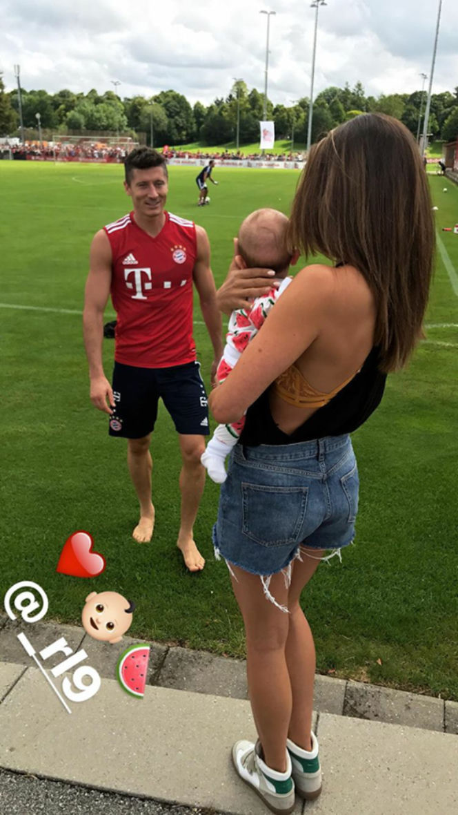 Anna i Klara Lewandowskie na treningu Bayernu