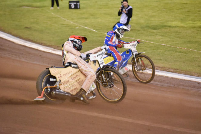 PRES Grupa Dewloperska Toruń - Abramczyk Polonia Bydgoszcz, zdjęcia kibiców i zawodników z pożegnania Adriana Miedzińskiego