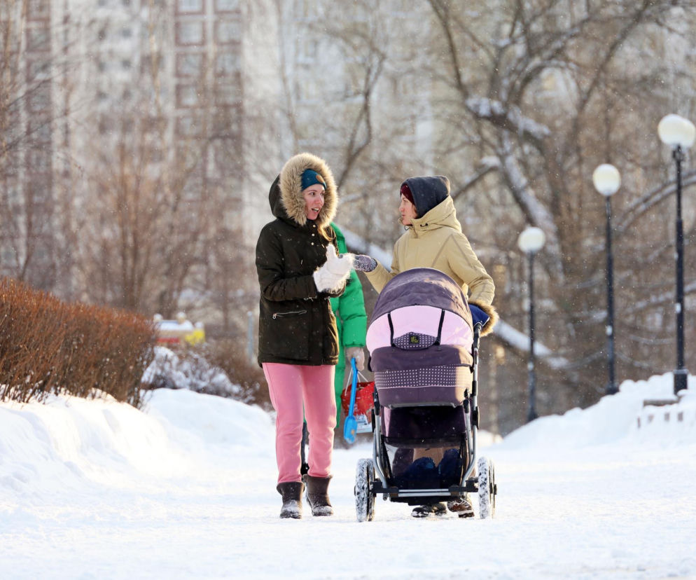Czy wychodzić z dzieckiem na mróz? Pediatra podaje dwa konkretne punkty