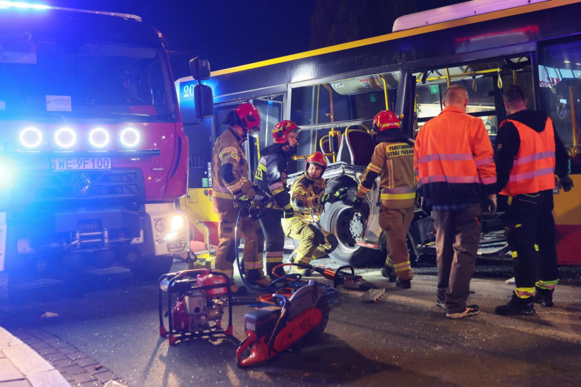 Wypadek z udziałem autobusu i ciężarówki w Warszawie (23.10.2025)