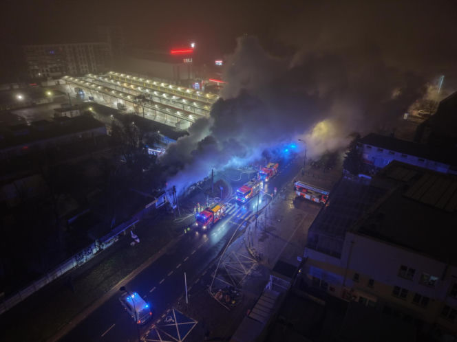 Pożar na targowisku przy ul. Bakalarskiej. Zatrzymano 36-letniego mężczyznę