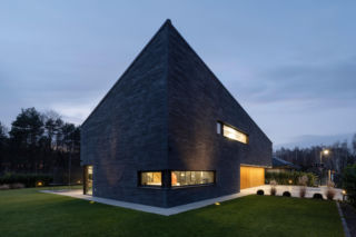 Dom sportowca, minimalizm i prywatność w cieniu lasu.  Projekt Magdaleny Kaiser