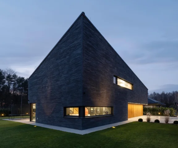 Dom dla sportowca i koncepcja tarczy, czyli prywatność w gęstej zabudowie