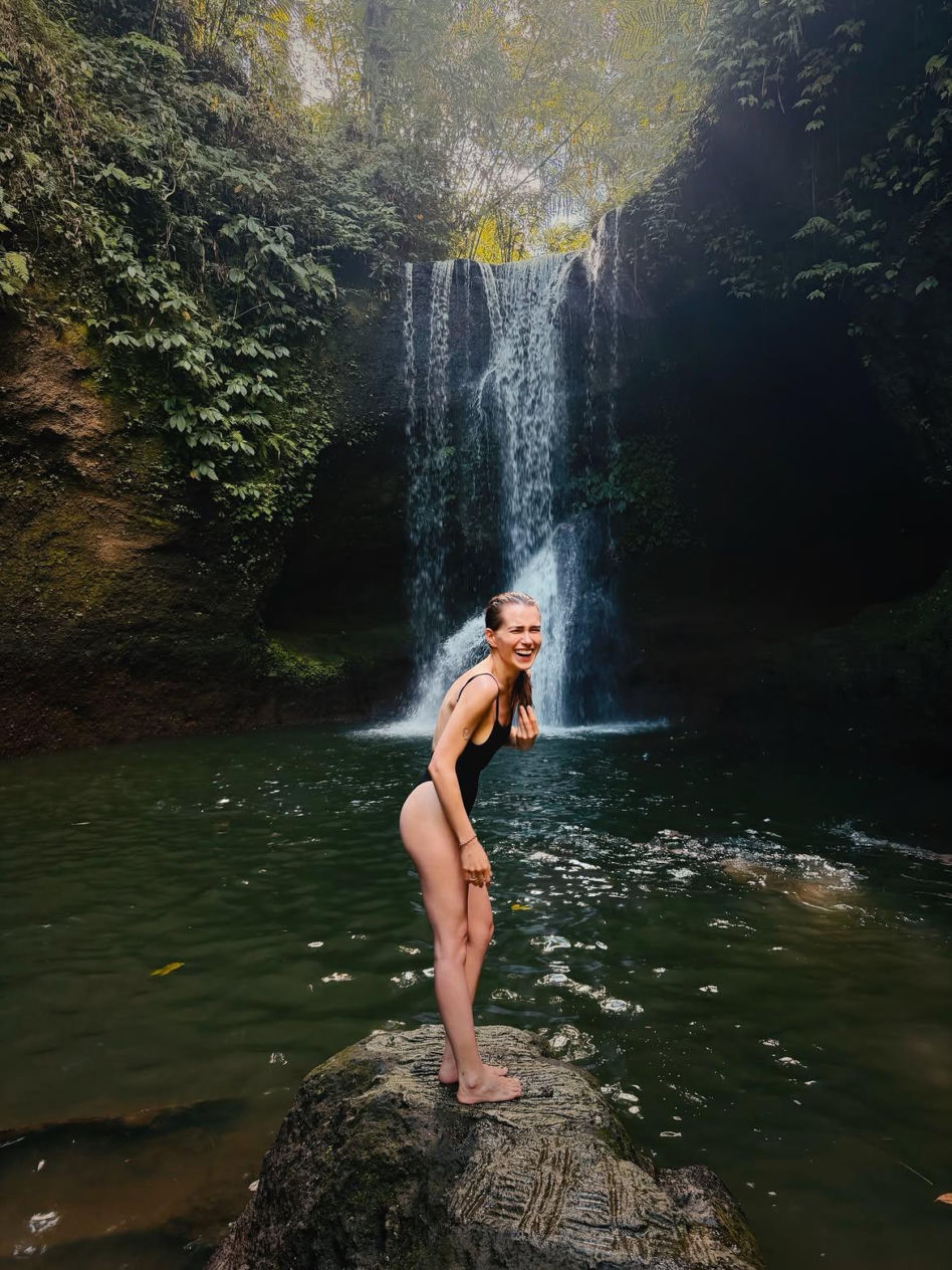 Sieklucka na Bali, a Zawodnik przy bali. Która ma fajniejsze wczasy?