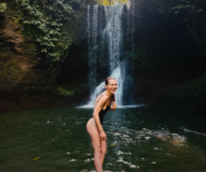 Sieklucka na Bali, a Zawodnik przy bali. Która ma fajniejsze wczasy?