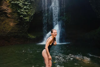 Sieklucka na Bali, a Zawodnik przy bali. Która ma fajniejsze wczasy?