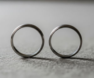 Zaskakująca decyzja sądu. Ślub dwóch kobiet musi trafić do polskiego rejestru