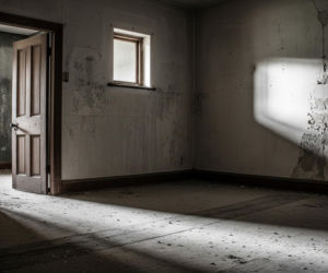 Zmumifikowane zwłoki w Poznaniu. Co działo się przez lata w mieszkaniu 86-latka?